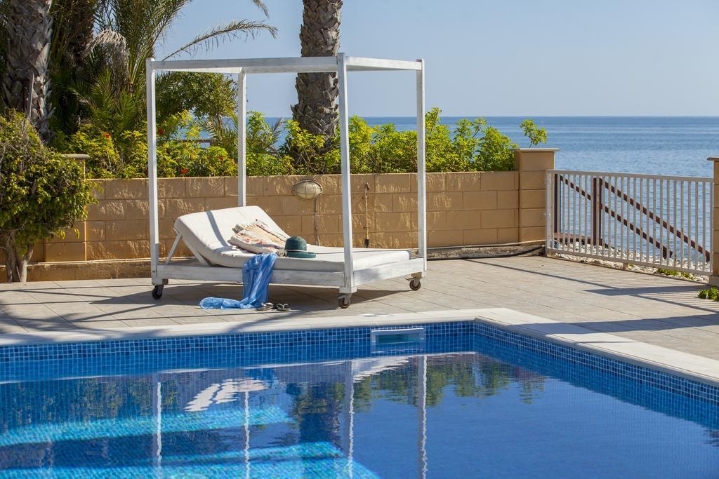 Meneou Beachfront Villa Sunset Perivolia Værelse billede