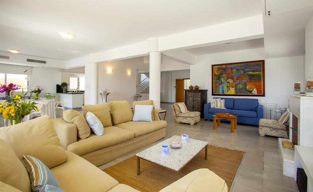 Meneou Beachfront Villa Sunset Perivolia Værelse billede