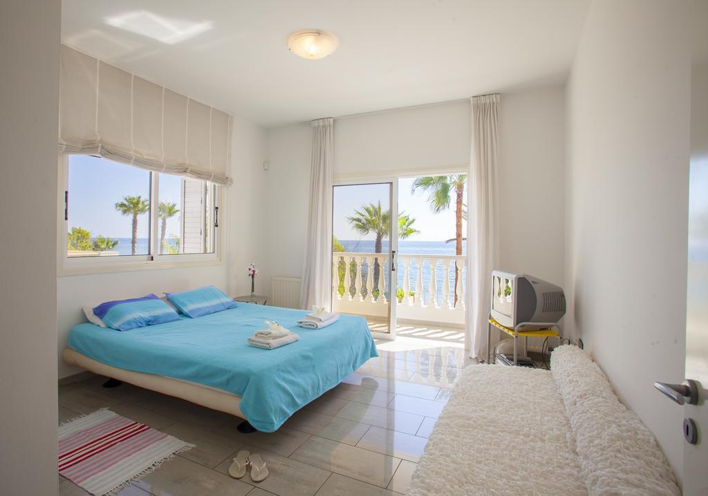 Meneou Beachfront Villa Sunset Perivolia Værelse billede