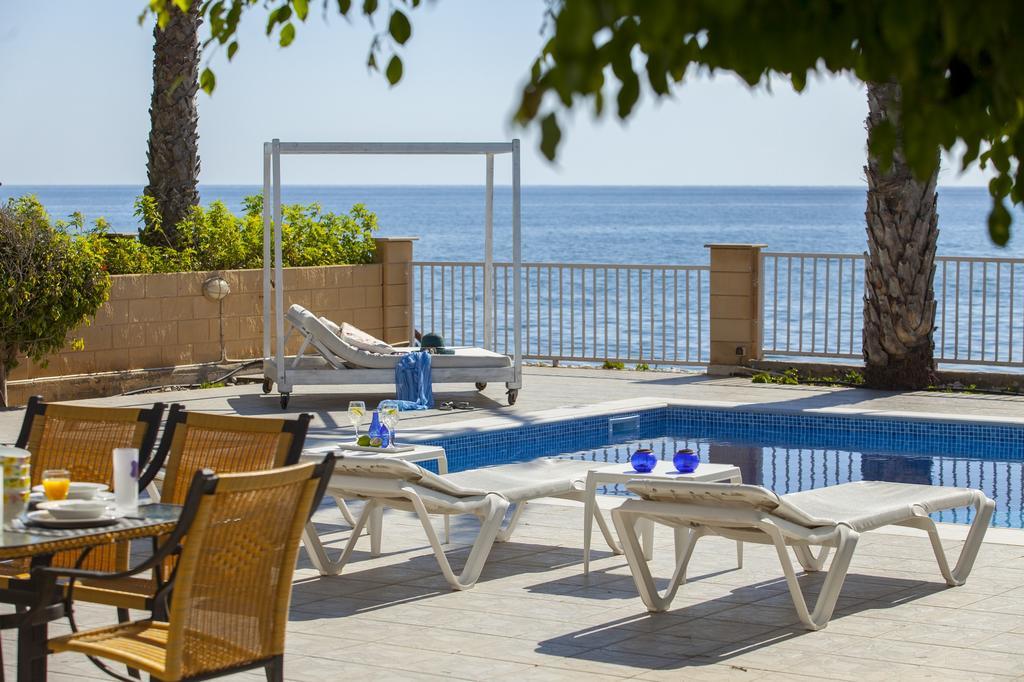 Meneou Beachfront Villa Sunset Perivolia Værelse billede