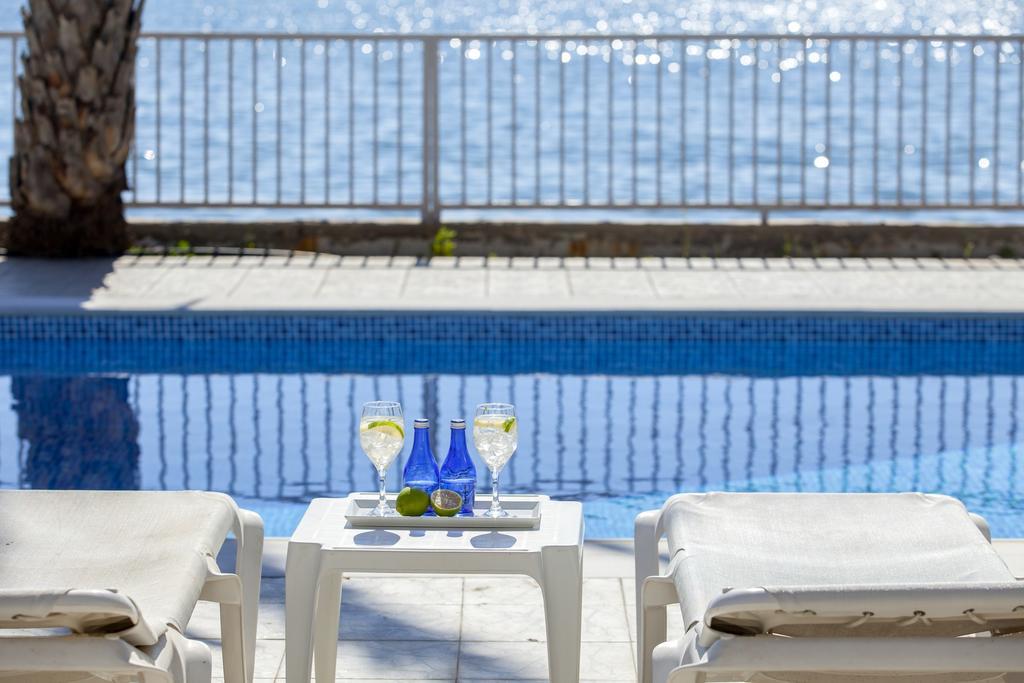 Meneou Beachfront Villa Sunset Perivolia Værelse billede