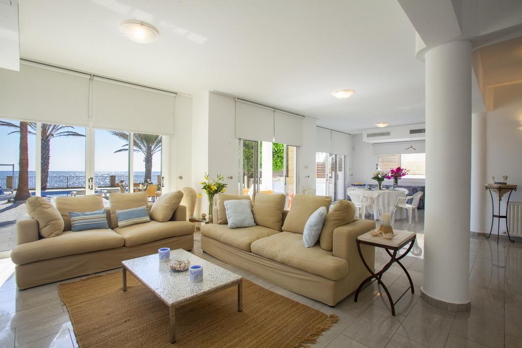 Meneou Beachfront Villa Sunset Perivolia Værelse billede