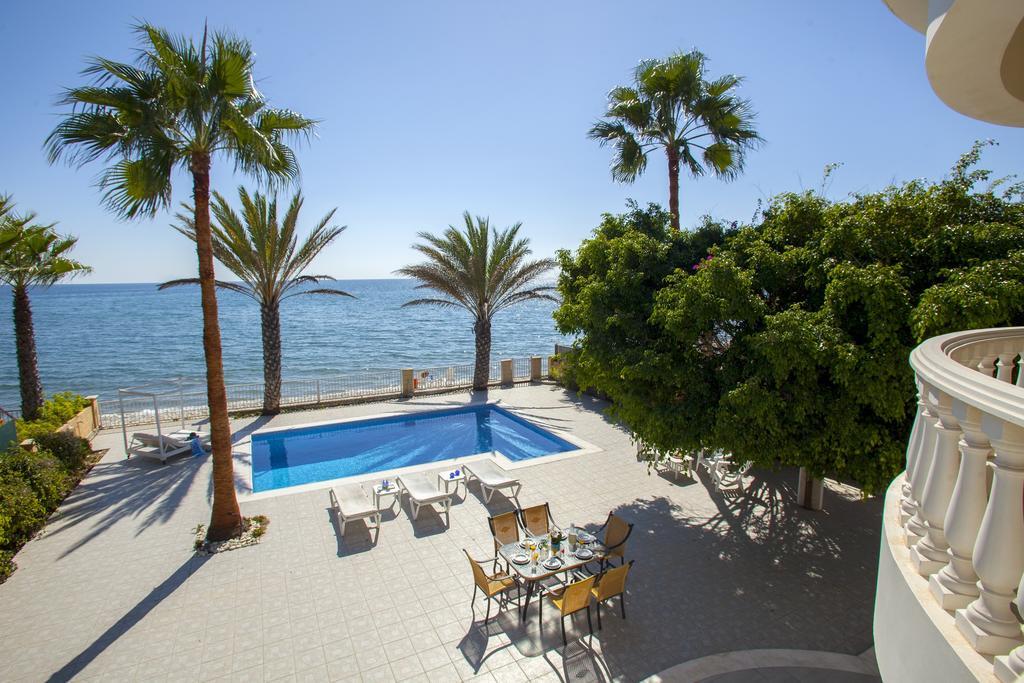 Meneou Beachfront Villa Sunset Perivolia Værelse billede