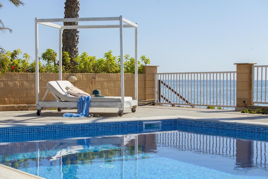Meneou Beachfront Villa Sunset Perivolia Værelse billede