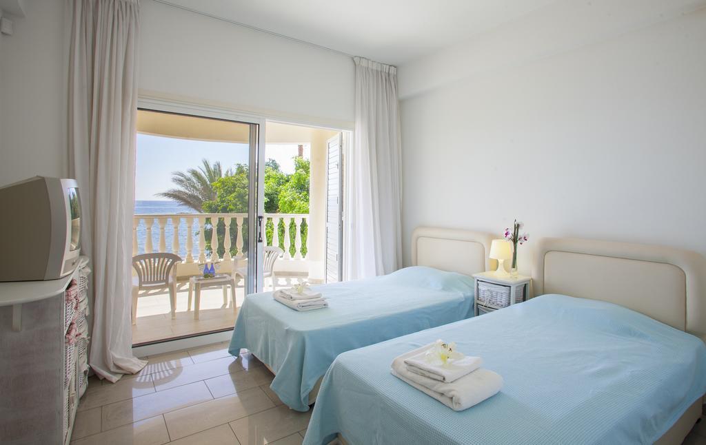 Meneou Beachfront Villa Sunset Perivolia Værelse billede