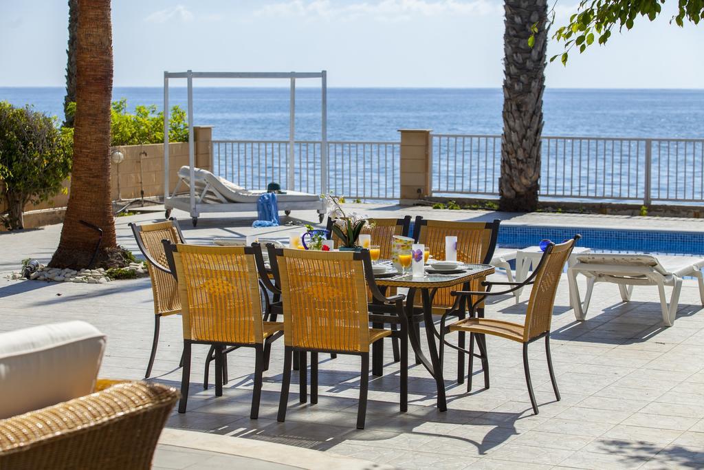 Meneou Beachfront Villa Sunset Perivolia Værelse billede