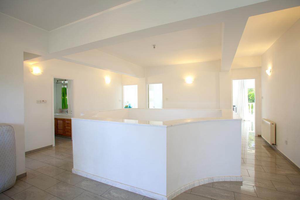 Meneou Beachfront Villa Sunset Perivolia Værelse billede