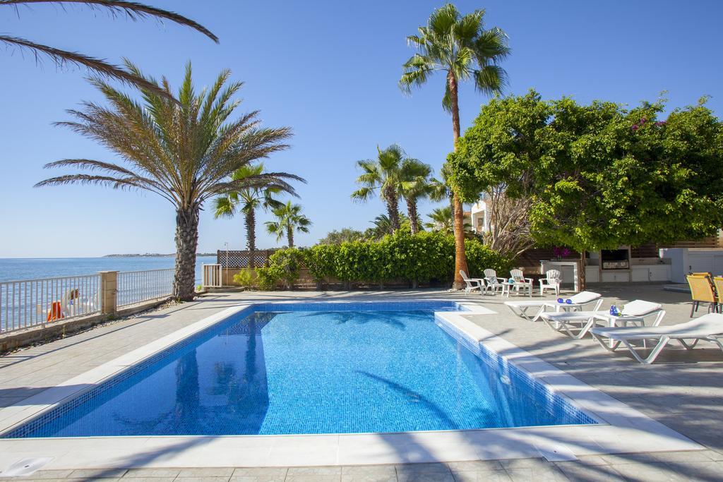 Meneou Beachfront Villa Sunset Perivolia Værelse billede