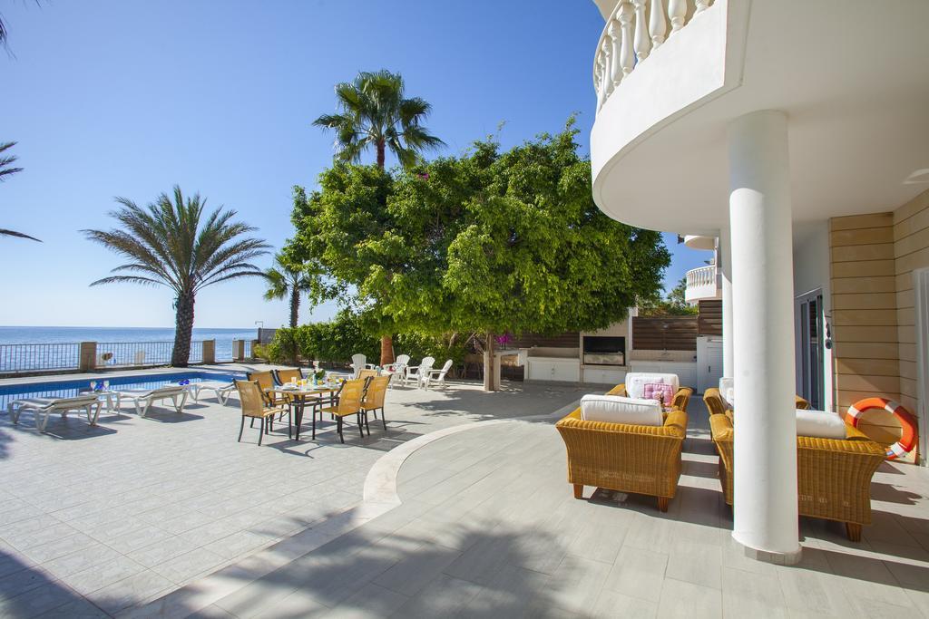 Meneou Beachfront Villa Sunset Perivolia Værelse billede