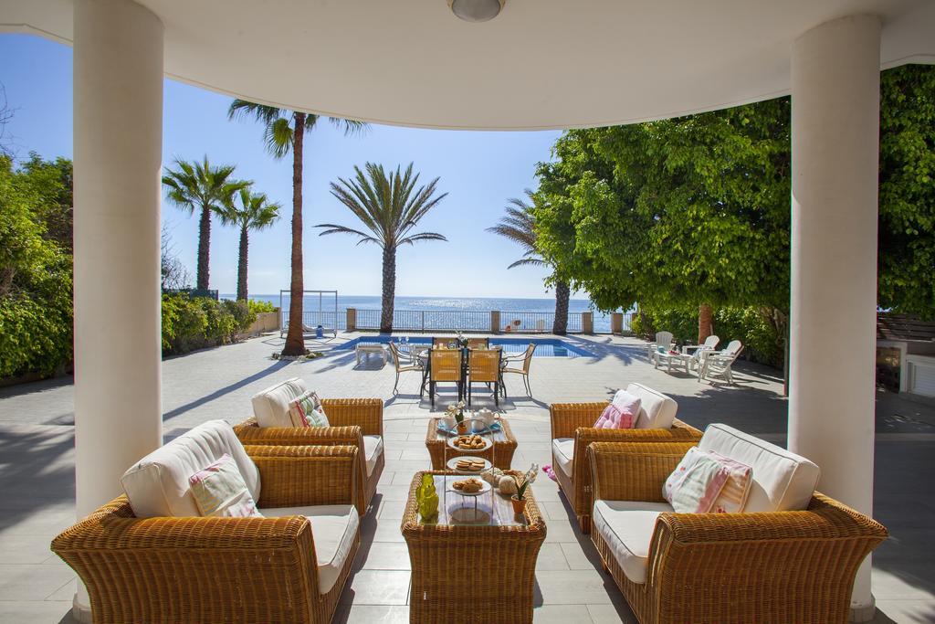 Meneou Beachfront Villa Sunset Perivolia Værelse billede