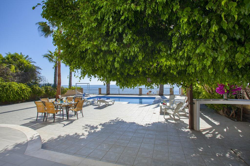 Meneou Beachfront Villa Sunset Perivolia Værelse billede