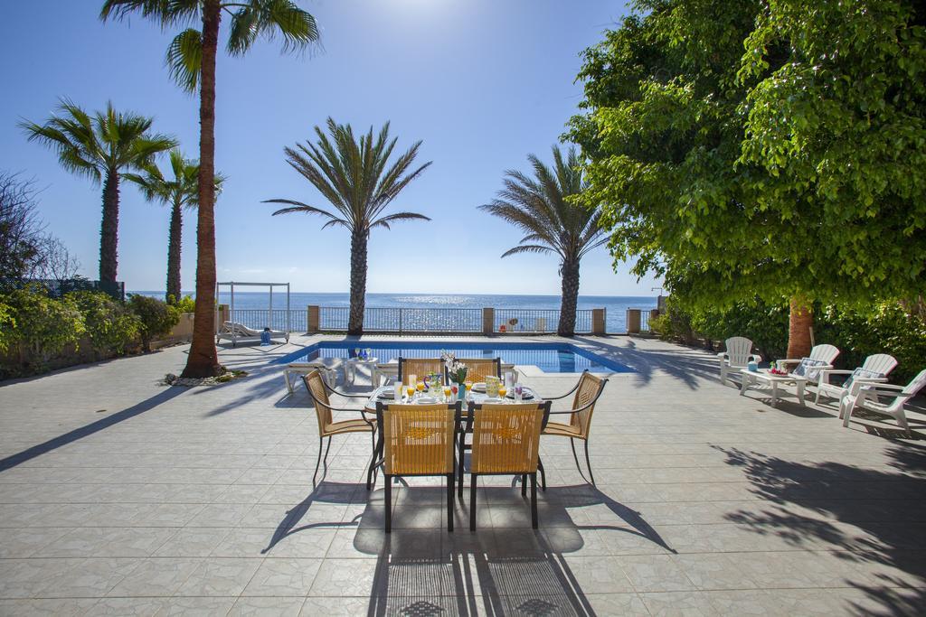 Meneou Beachfront Villa Sunset Perivolia Værelse billede