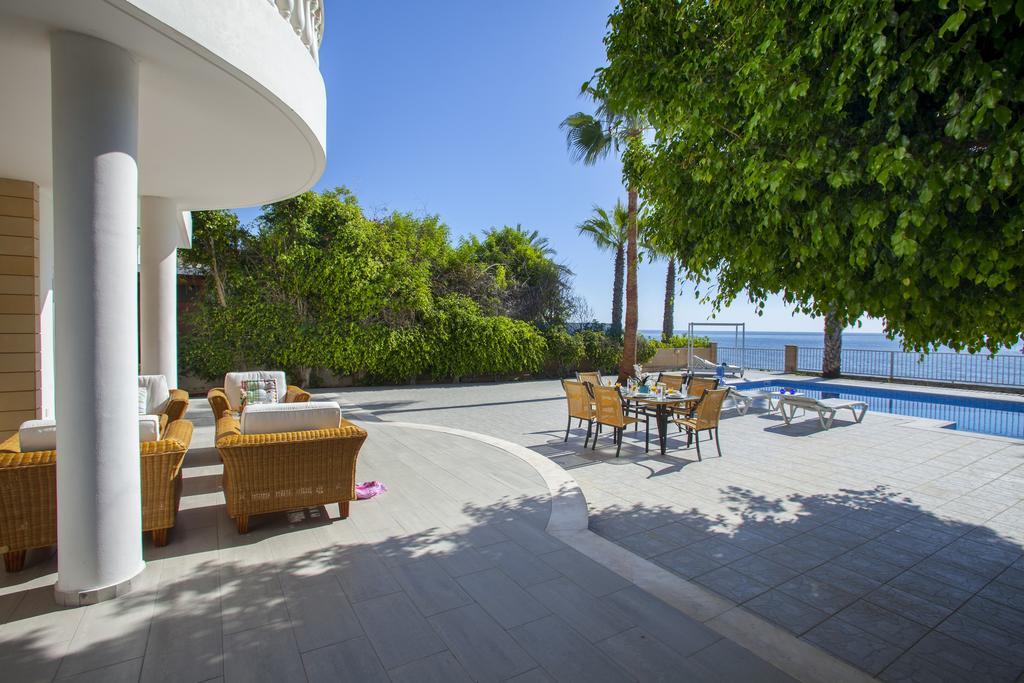 Meneou Beachfront Villa Sunset Perivolia Værelse billede